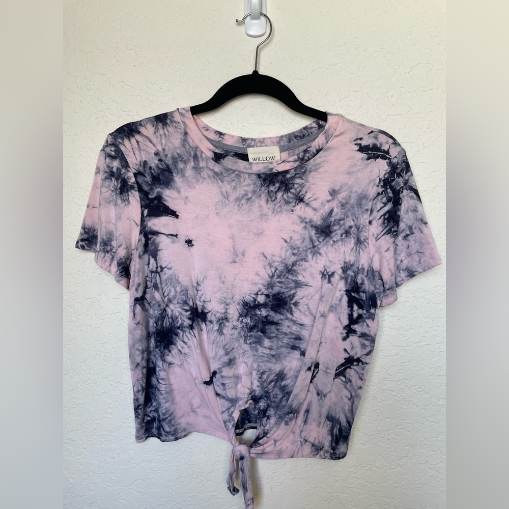 Pink/Navy tie dye Willow Young Contemporary tie front cropped shirt. Size Large.